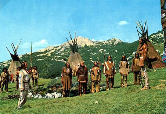 Pierre Brice (vorne links), Gojko Mitic (rechts) in "Winnetou II" (1964) Winnetou II, DIF