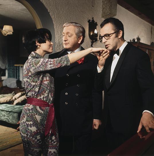 Marie-France Messaoud, Gunther Philipp, Eddi Arent (v.l.n.r.) in "Ich betone - oben ohne" (1968/69) Ich betone - oben ohne