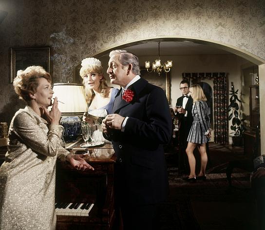 Stephanie Glaser (links), Gunther Philipp (vorne), Eddi Arent (hinten) in "Ich betone - oben ohne" (1968/69) Ich betone - oben ohne