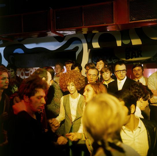 Eddi Arent (hinten 2.v.r.) in "Ich betone - oben ohne" (1968/69) Ich betone - oben ohne
