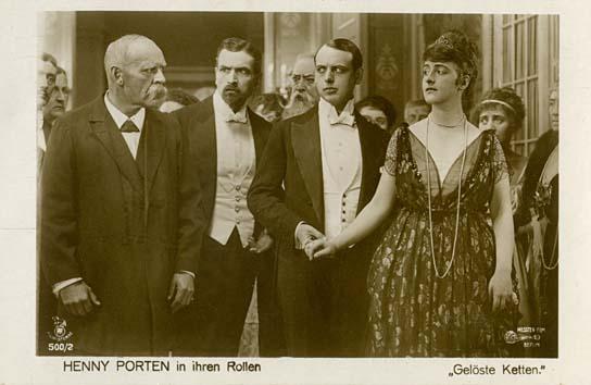 Szene mit Bruno Decarli (2.v.l.), Johannes Riemann (3.v.l.), Henny Porten Gelöste Ketten