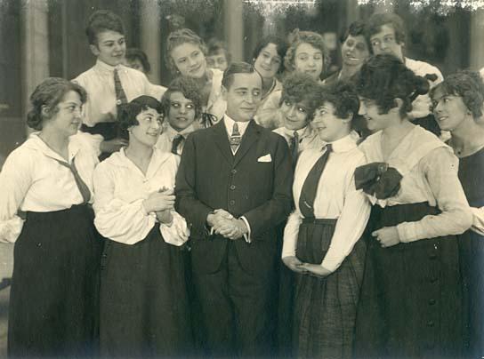 Szene mit Emil Birron Hundemamachen