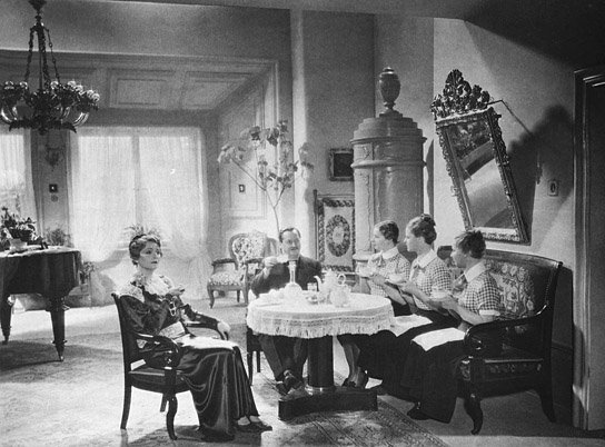 Helene Lauterböck (links), Hans Moser in "Der Mann, von dem man spricht" (1936/37) "Der Mann, von dem man spricht", Quelle: DIF/Kineos Sammlung