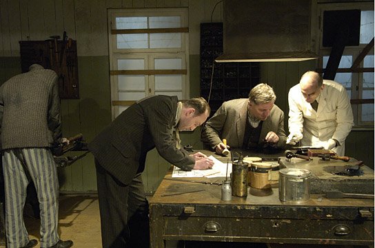 Karl Markovics (2.v.l.), Veit Stübner (3.v.l.) in "Die Fälscher" (2006) "Die Fälscher", Quelle: Universum Film, DIF, © Jat Jürgen Olczyk