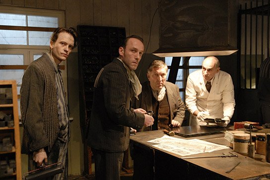 August Diehl (links), Karl Markovics (2.v.l.), Veit Stübner (3.v.l.) in "Die Fälscher" (2006) "Die Fälscher", Quelle: Universum Film, DIF, © Jat Jürgen Olczyk