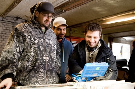 Sido, B-Tight, Regisseur Özgür Yildirim (v.l.n.r.) bei den Dreharbeiten zu "Blutzbrüdaz" (2011) Özgür Yildirim, © 2011 Constantin Film Verleih GmbH, Gordon Mühle