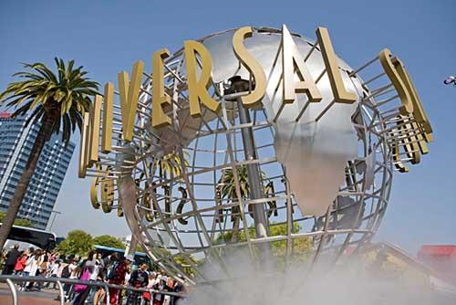 Das Logo der Universal Studios am Eingang des Themenparks 100 Jahre Hollywood