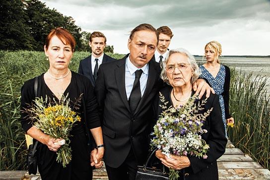 Ulrike Krumbiegel, Klaas Heufer-Umlauf, Markus Hering, Jacob Matschenz, Dorothea Walda, Jytte-Merle Böhrnsen (v.l.n.r.) in "Grossstadtklein" (2012/13); © 2012 Warner Bros. Ent. "Grossstadtklein"; © 2012 Warner Bros. Ent.