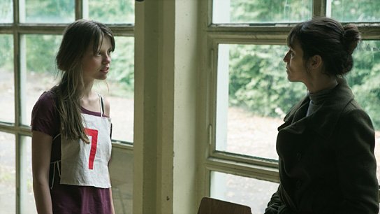 Mia Goth, Charlotte Gainsbourg (v.l.n.r.) in "Nymph()maniac 2" (2012/13) Nymph()maniac 2, © Christian Geisnaes, Concorde Filmverleih 2014