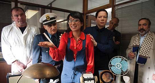 Udo Hesselmann, Salvatore Bonarrigo, Filiz Demirci, Claudia Raquet, Ira Coleman, Maurizio Rinaldo (v.l.n.r.) in "00 Schneider - Im Wendekreis der Eidechse" (2012/13) 00 Schneider; Quelle: Senator, DIF, Foto: Bernd Spauke