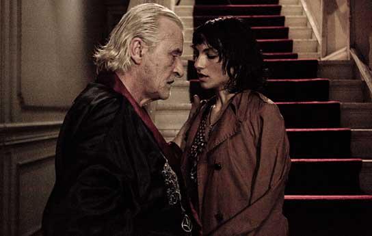 Rutger Hauer, Manuela Martelli in "Il Futuro - Eine Lumpengeschichte in Rom" (2010-12) Il Futuro - Eine Lumpengeschichte in Rom; Quelle: Real Fiction, DIF