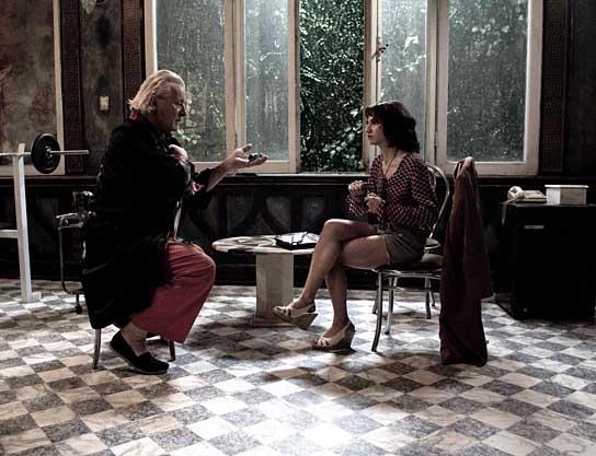 Rutger Hauer, Manuela Martelli in "Il Futuro - Eine Lumpengeschichte in Rom" (2010-12) Il Futuro - Eine Lumpengeschichte in Rom; Quelle: Real Fiction, DIF