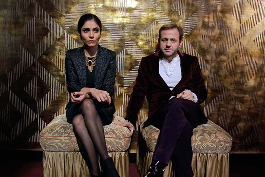 Pegah Ferydoni, Samuel Finzi in einer Spielszene von "Wagnerwahn" (2012/13) Wagnerwahn, Quelle: Gebrüder Beetz Filmproduktion, © Falco Seliger