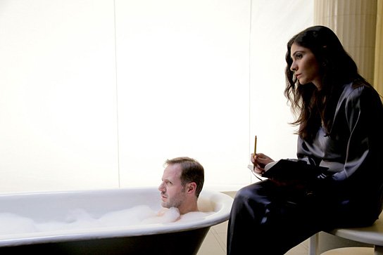 Samuel Finzi, Pegah Ferydoni in einer Spielszene von "Wagnerwahn" (2012/13) Wagnerwahn, Quelle: Gebrüder Beetz Filmproduktion, © Falco Seliger