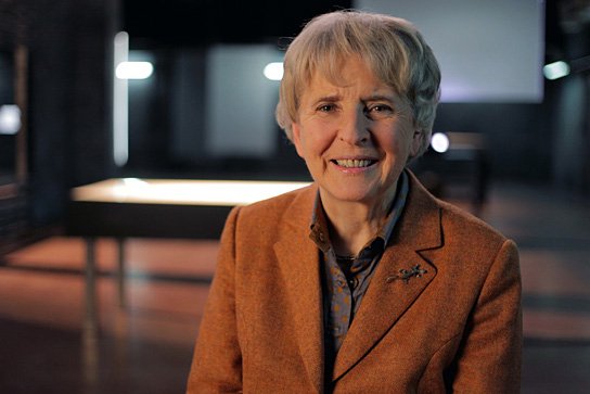 Autorin Eva Rieger im fiktiven Ermittlungsraum in "Wagnerwahn" (2012/13) Wagnerwahn, Quelle: Gebrüder Beetz Filmproduktion, © Falco Seliger