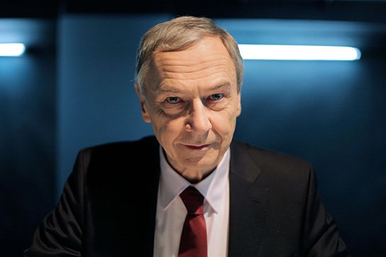Autor Dr. Ulrich Drüner im fiktiven Ermittlungsraum in "Wagnerwahn" (2012/13) Wagnerwahn, Quelle: Gebrüder Beetz Filmproduktion, © Falco Seliger