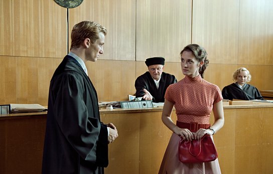 Alexander Fehling, Friederike Becht (vorne v.l.n.r.) in "Im Labyrinth des Schweigens" (2013/14) Im Labyrinth des Schweigens, © CWP Film, Universal Pictures, Heike Ulrich