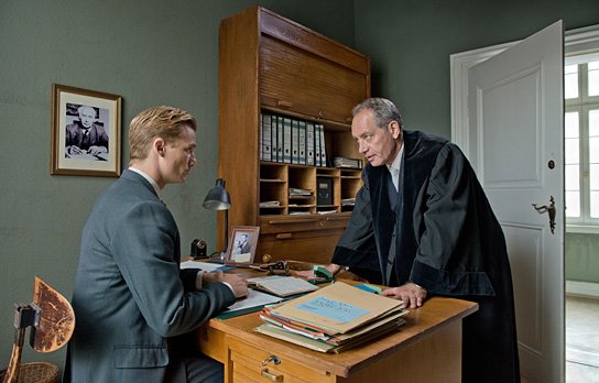 Alexander Fehling, Robert Hunger-Bühler (v.l.n.r.) in "Im Labyrinth des Schweigens" (2013/14) Im Labyrinth des Schweigens, © CWP Film, Universal Pictures, Heike Ulrich