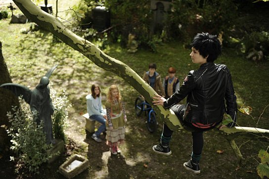 Jamie Bick, Marta Martin, Jeremias Meyer, Jonas Holdenrieder, Laura Roge (v.l.n.r.) in "Die Vampirschwestern 2 - Fledermäuse im Bauch" (2013/14) Die Vampirschwestern 2 - Fledermäuse im Bauch, © 2014 Sony Pictures Releasing