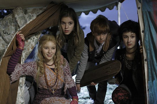Marta Martin, Jamie Bick, Jonas Holdenrieder, Laura Roge (v.l.n.r.) in "Die Vampirschwestern 2 - Fledermäuse im Bauch" (2013/14) Die Vampirschwestern 2 - Fledermäuse im Bauch, © 2014 Sony Pictures Releasing