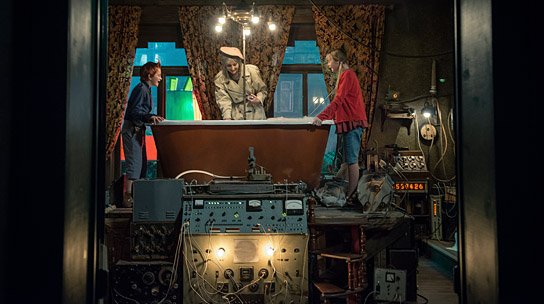 Eilif H. Noraker, Kristin Grue, Emily Glaister (v.l.n.r.) in "Doktor Proktors Zeitbadewanne" (2014-16) "Doktor Proktors Zeitbadewanne", Quelle: Wild Bunch Germany, DIF, © Anke Neugeba