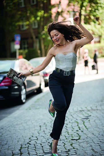 Hannah Herzsprung in "Traumfrauen" (2014/15) Traumfrauen, © 2015 Warner Bros. Ent.