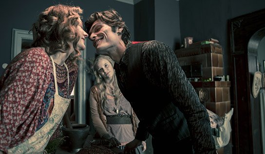 Christiane Paul, Stipe Erceg, Marta Martin (hinten) in "Die Vampirschwestern 3 - Reise nach Transsilvanien" (2015/16) "Die Vampirschwestern 3", © Sony Pictures Releasing GmbH, Tom Trambow
