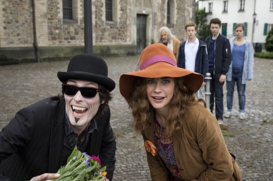 Stipe Erceg, Christiane Paul (beide vorne), Richy Müller, Jeremias Meyer, Jonas Holdenrieder, Jamie Bick (hinten v.l.n.r.) in "Die Vampirschwestern 3 - Reise nach Transsilvanien" (2015/16) "Die Vampirschwestern 3", © Sony Pictures Releasing GmbH, Kerstin Stelter