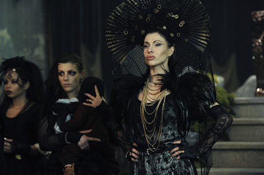 Jana Pallaske (rechts) in "Die Vampirschwestern 3 - Reise nach Transsilvanien" (2015/16) "Die Vampirschwestern 3", © Sony Pictures Releasing GmbH, Kerstin Stelter