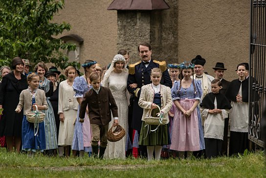 Yvonne Catterfeld (Mitte links), Matthew Macfadyen (Mitte rechts) in "Die Trapp Familie - Ein Leben für die Musik" (2015) "Die Trapp Familie - Ein Leben für die Musik", © 2015 Concorde / Jan Betke