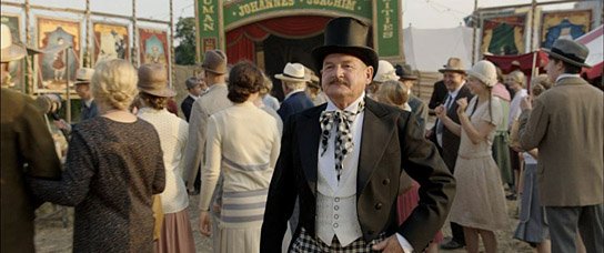 Burghart Klaußner (vorne) in "Das Löwenmädchen" (2015/16) "Das Löwenmädchen", Quelle: NFP Marketing & Distribution, DIF, © Tom Trambow