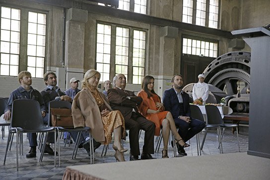 Maren Kroymann, Alessandro Bressanello, Mina Tander, Christian Ulmen (vorne v.l.n.r.) in "Antonio, ihm schmeckt's nicht" (2015/16) "Antonio, ihm schmeckt's nicht", © 2016 Twentieth Century Fox
