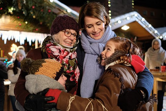 Claudio Magno, Maresa Hörbiger, Anja Kling, Hedda Erlebach (v.l.n.r.) in "Hexe Lilli rettet Weihnachten" (2017) "Hexe Lilli rettet Weihnachten", © blue eyes Fiction, Petro Domenigg