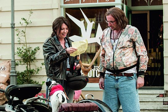 Iris Berben, Kurt Krömer in "Conni & Co." (2015/16) "Conni & Co.", Quelle: Warner Bros., DIF, © 2016 Warner Bros. Ent.