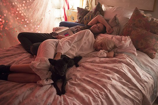 Jasna Fritzi Bauer (hinten), Mavie Hörrbiger (vorne) in "Axolotl Overkill" (2015/16) "Axolotl Overkill", © 2017 Constantin Film Verleih GmbH, JC Dhien