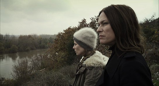 Anna Schmidt, Nina Kronjäger (v.l.n.r.) in "Orientierungslosigkeit ist kein Verbrechen" (2014-16) "Orientierungslosigkeit ist kein Verbrechen", Quelle: Grandfilm, DIF