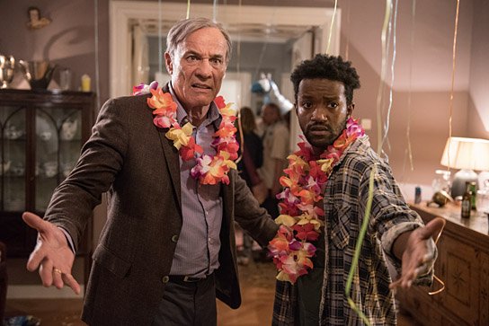 Heiner Lauterbach, Eric Kabongo (v.l.n.r.) in "Willkommen bei den Hartmanns" (2016) "Willkommen bei den Hartmanns", © 2016 Warner Bros. Ent.