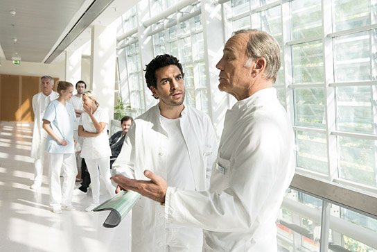 Elyas M'Barek (2.v.r.), Heiner Lauterbach (rechts) in "Willkommen bei den Hartmanns" (2016) "Willkommen bei den Hartmanns", © 2016 Warner Bros. Ent.