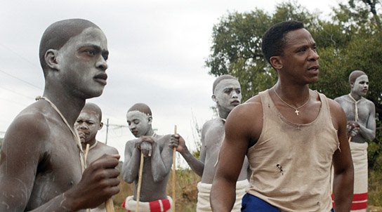 Niza Jay Ncoyini, Siphosethu Ngcetane, Zimi Banisi, Sibabalwe Ngqayana, Bongile Mantsai, Inga Qwede (v.l.n.r.) in "Die Wunde" (2016) "Die Wunde", Quelle: Salzgeber & Co. Medien, DIF, © Salzgeber & Co. Medien