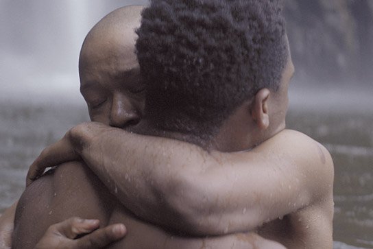 Nakhane Touré, Bongile Mantsai (v.l.n.r.) in "Die Wunde" (2016) "Die Wunde", Quelle: Salzgeber & Co. Medien, DIF, © Salzgeber & Co. Medien