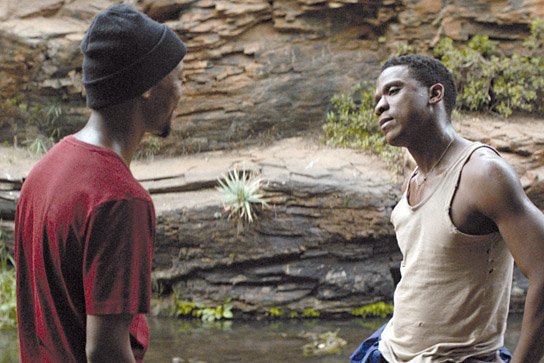 Nakhane Touré, Bongile Mantsai (v.l.n.r.) in "Die Wunde" (2016) "Die Wunde", Quelle: Salzgeber & Co. Medien, DIF, © Salzgeber & Co. Medien