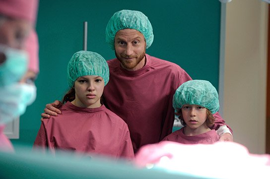 Arina Prokofyeva, Maxim Mehmet, Arsseni Bultmann (v.l.n.r.) in "Schatz, nimm Du sie!" (2016/17) "Schatz, nimm Du sie!", Quelle: Wild Bunch, DIF