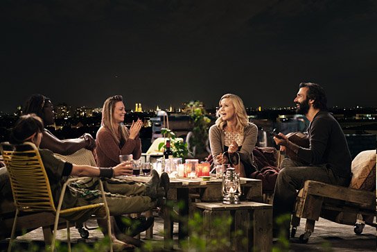 Lore Richter , Thelma Buabeng, Magdalena Boczarska, Veronica Ferres, Eray Egilmez (v.l.n.r.) in "Unter deutschen Betten" (2016/17) "Unter deutschen Betten", © 2017 Twentieth Century Fox, Hagen Keller