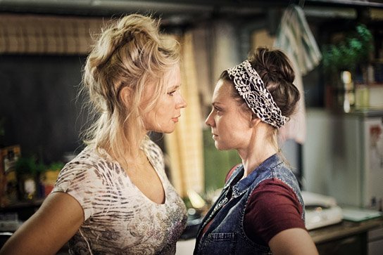 Veronica Ferres, Magdalena Boczarska (v.l.n.r.) in "Unter deutschen Betten" (2016/17) "Unter deutschen Betten", © 2017 Twentieth Century Fox, Hagen Keller