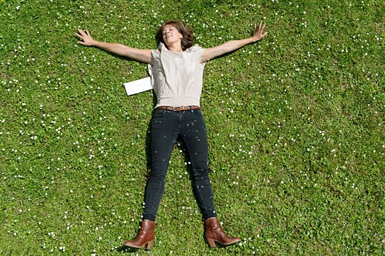 Jessica Schwarz in "Auf der anderen Seite ist das Gras viel grüner" (2016/17) "Auf der anderen Seite ist das Gras viel grüner", © NFP, Christoph Assmann