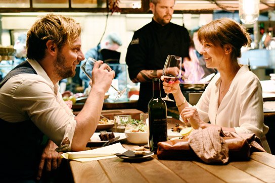 Christoph Letkowski (links), Jessica Schwarz in "Auf der anderen Seite ist das Gras viel grüner" (2016/17) "Auf der anderen Seite ist das Gras viel grüner", © NFP, Christoph Assmann