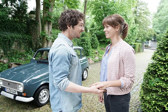 Felix Klare, Jessica Schwarz in "Auf der anderen Seite ist das Gras viel grüner" (2016/17) "Auf der anderen Seite ist das Gras viel grüner", © NFP, Fabian Rößler