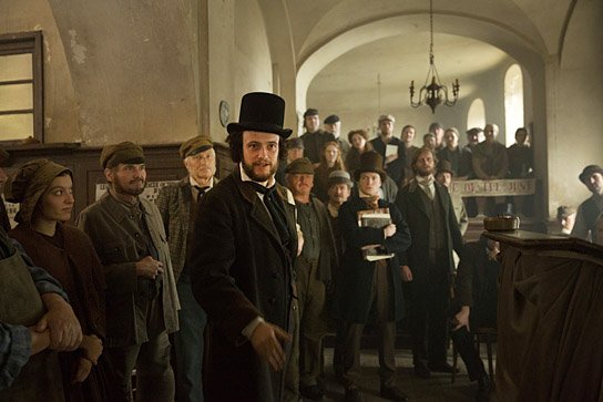 August Diehl (vorne) in "Der junge Karl Marx" (2015-17) "Der junge Karl Marx", Quelle: Neue Visionen Filmverleih, DIF