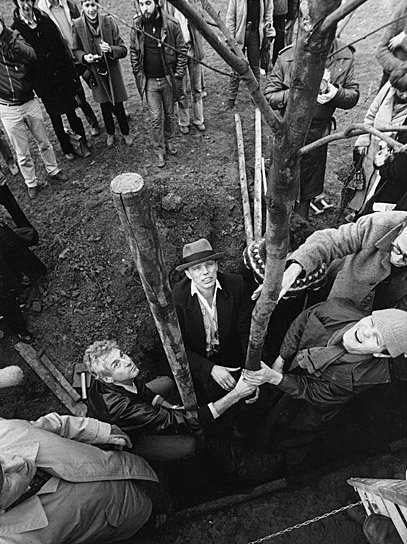 Joseph Beuys bei der Pflanzung von "7000 Eichen" bei der documenta 7 in Kassel 1982 ("Beuys", 2015-17) "Beuys", © dokumenta archiv, Dieter Schwerdtle, zero one film