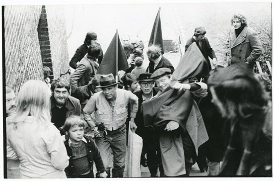 Joseph Beuys, "Karfreitag-Aktion Mönchen Gladbach" zusammen mit Jonas Hafner, "Friedensfeier", gemeinsame Aktion vor dem Münster, Mönchen-Gladbach, 31.03.1972 ("Beuys", 2015-17) "Beuys", ©bpk, ErnstvonSiemensKunststiftung, StiftungSchlossMoyland, UteKlophaus